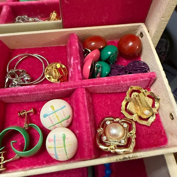 Vintage Jewelry Box full of Vintage  Jewelry Excellent Condition - Picture 10 of 12